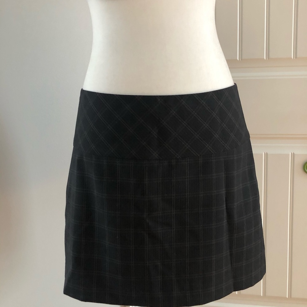 EXPRESS Skirt. Mini. Black Size 4.